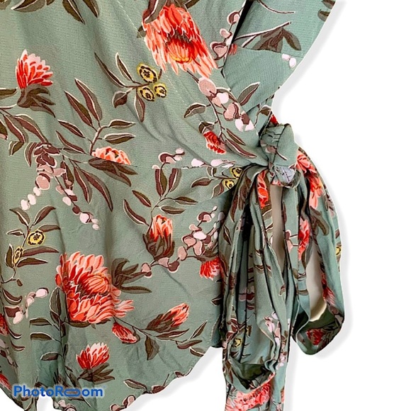 Loft Floral Flutter Sleeve Wrap Top Size Medium - Picture 5 of 6